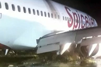 Самолет в Мумбаи застрял в грязи из-за проливных дождей