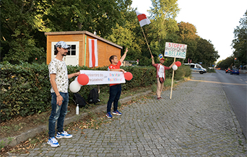 Протестующие «взяли в осаду» посольство Беларуси в Германии