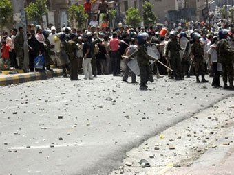 В Йемене президентские войска обстреляли площадь с демонстрантами