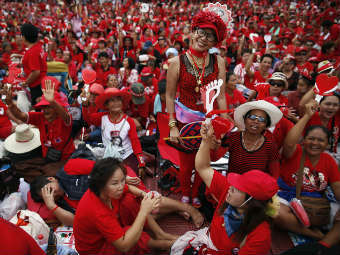 На улицы Бангкока вышли 30 тысяч "краснорубашечников"