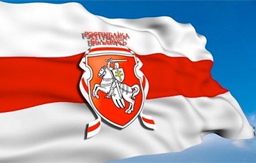 Из-за герба «Погоня» и бело-красно-белого флага белорусу запретили садиться за руль