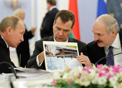 «Коммерсант»: Чтобы досидеть до конца срока, Лукашенко продаст все России