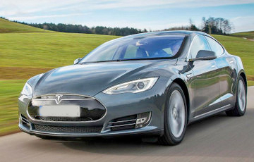 «Разогнался на Tesla до 280 км/ч»: Лукашенко врет на «голубом глазу»