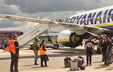 Самолет Rynair, который посадили в Минске, до сих пор находится в аэропорту