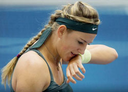 Азаренко вышла в полуфинал теннисного турнира в Дохе