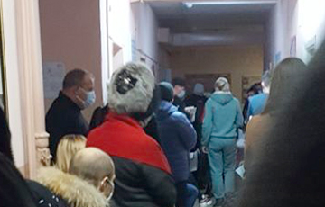 В гомельской поликлинике в красной зоне люди занимают очередь с 6 утра