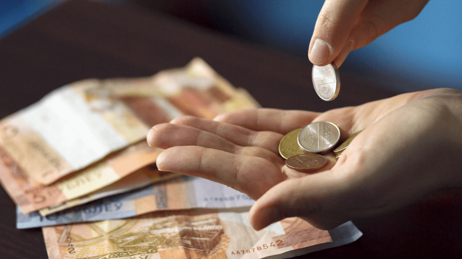 Цены растут, зарплаты падают. За август в Беларуси уменьшилась средняя зарплата