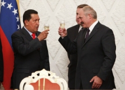 Лукашенко подарил непьющему Чавесу водку