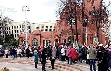 На площади Независимости в Минске собираются участники Марша мудрости