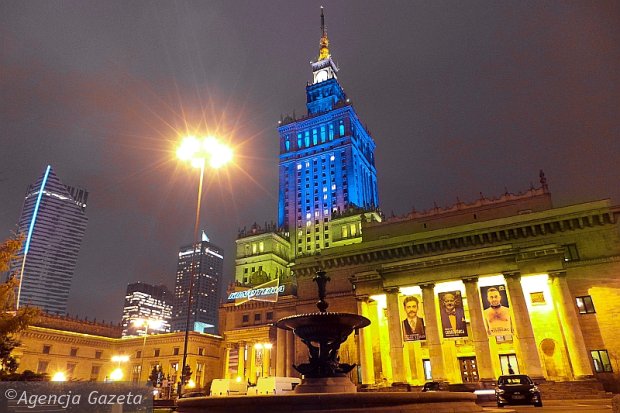 Самое высокое здание Варшавы подсветили в цвета флага Украины