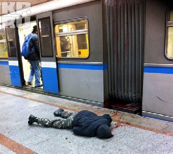 Минский экстремал прокатился в метро, вися на вагоне (Видео)