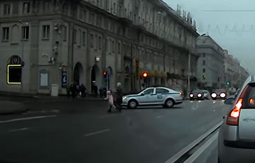 Видеофакт: В Минске женщина повела детей через оживленный проспект вне перехода