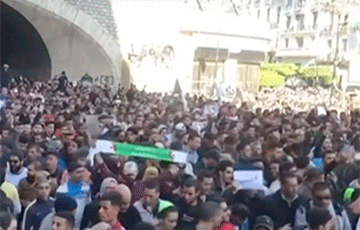 В Алжире на акцию протеста против правителя вышли миллион человек