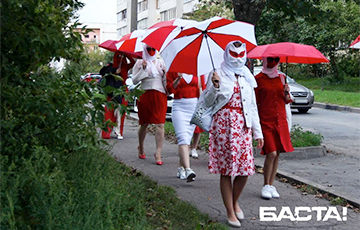 Девушки с бело-красно-белыми зонтиками вышли на марш в Минске