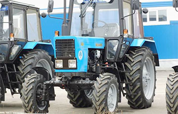 Лукашенко подарил Молдове пять тракторов и два грузовика