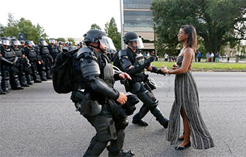 Девушка против полицейских: история фотографии, которая стала культовой