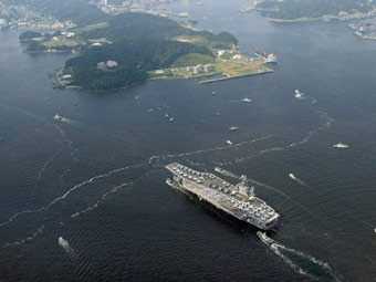 В порту Йокосука американский корабль столкнулся с рыболовецким судном