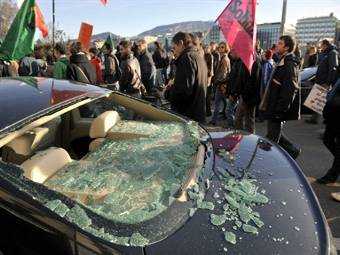 Антиглобалисты в Женеве сожгли несколько машин