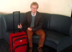 Шведского правозащитника 10 часов держат в аэропорту Минска