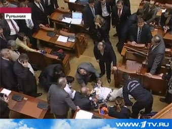 В румынском парламенте журналист спрыгнул с балкона в зал заседаний