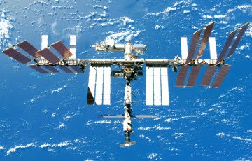 Космонавты замазали герметиком трещину на МКС