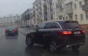 Водитель Mercedes в Минске решил развернуться, но забыл о других участниках движения