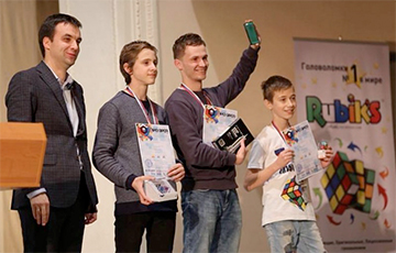 Брестчанин завоевал золото на крупнейшем чемпионате по скоростной сборке кубика Рубика