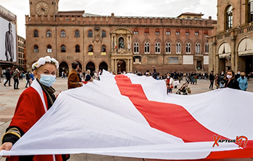 В Болонье развернули 30-метровый флаг в поддержку свободной Беларуси