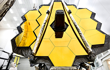 Инженеры НАСА раскрыли огромные зеркала телескопа Джеймс Уэбб