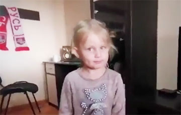Видеофакт: Трехлетняя девочка из Рогачева поет и танцует под песню «Уходи!»