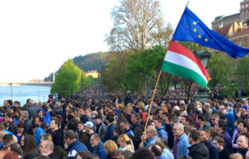 «Мы – большинство»: На улицы Будапешта вышли 100 тысяч человек