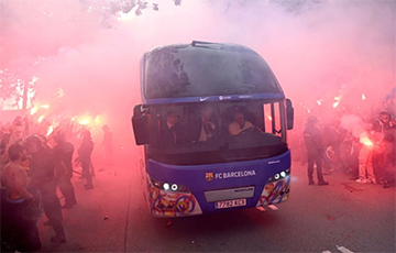 Фанаты «Барселоны» по ошибке забросали автобус своего клуба вместо ПСЖ