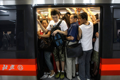 В пекинском метро будут штрафовать за еду и питье