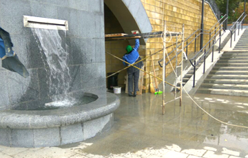 Фотофакт: В Могилеве протекла лестница с фонтаном за $2,3 миллиона
