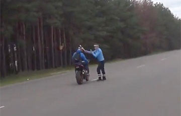 В Борисове ГАИшник напал на мотоциклиста