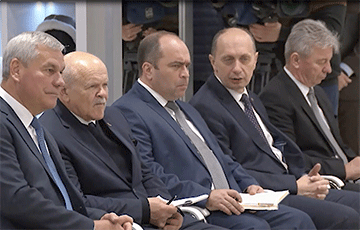 Фотофакт: С какими лицами чиновники Лукашенко наблюдали за модным показом