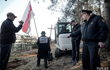Видеофакт: Герои и подонки. «Шансон» белорусского тракториста, ломающего кресты в Куропатах