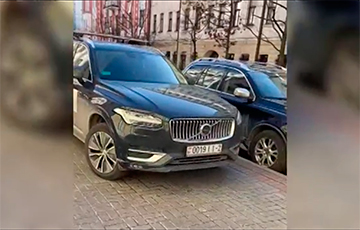 В центре Минска заметили запаркованный на тротуаре «ябатькомобиль»