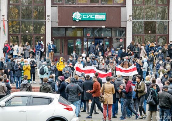 Возле зданий белорусских университетов проходят акции протеста