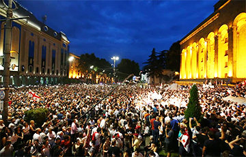 Тбилиси: Протестующие озвучили свои требования у офиса «Грузинской мечты»