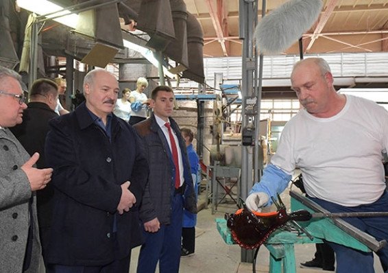 «Пневмония уйдет, а хлебушек-то нужен». Лукашенко посоветовал беречься и не забывать об экономике