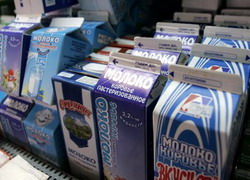 В Барановичах возле рынков перепродают магазинное молоко