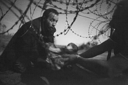 Фотография беженцев на границе пoбедила на World Press Photo