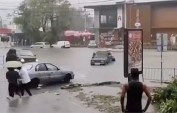 Оккупированный Симферополь затопил мощный ливень: видеофакт