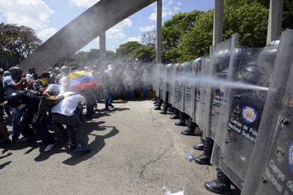 Власти Венесуэлы подсчитали ущерб от уличных протестов
