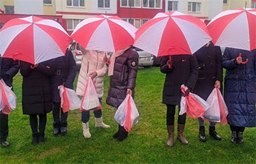 Жители Жодино вышли на акцию под бело-красно-белыми зонтиками