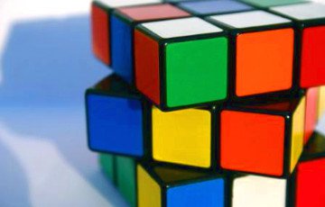 Студент БГУ побил рекорд по сборке кубика Рубика одной рукой