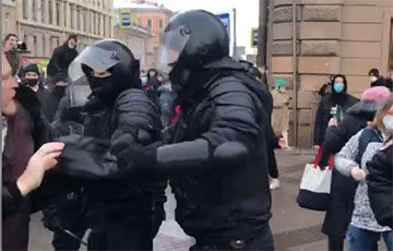 В Петербурге полиция бежит под напором протестующих