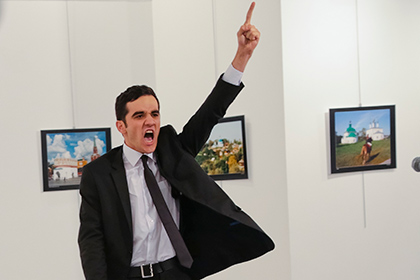 Главу жюри World Press Photo возмутила победа фото с убийцей российского посла