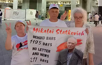Земляк Николая Статкевича провел акцию солидарности в Брюсселе
